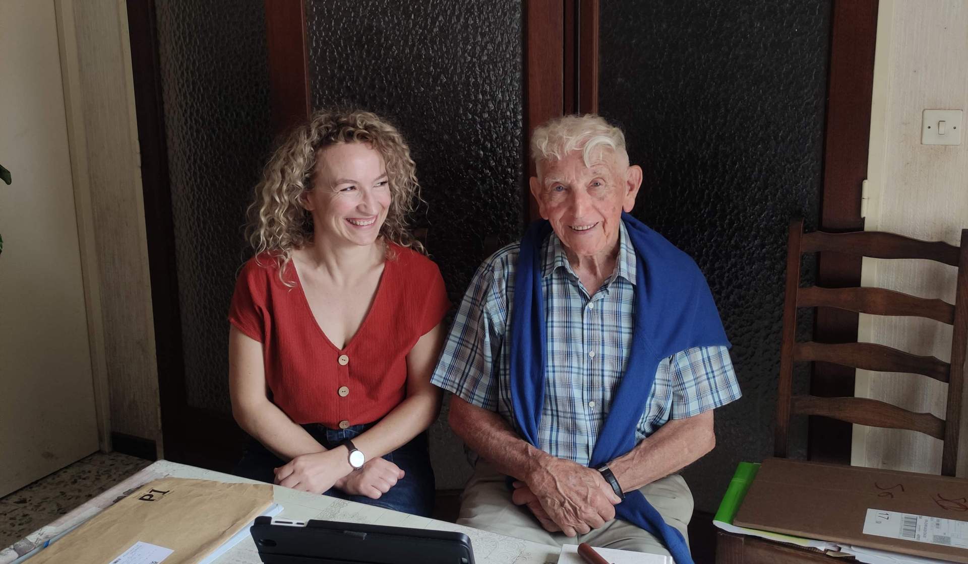 Senior souriant avec son accompagnante Vivre à domicile à ses côtés